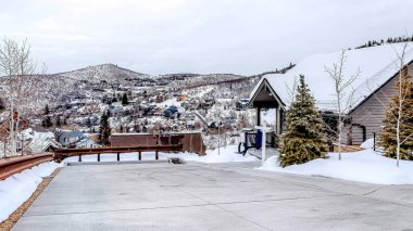 Pano Yolu, kışın karlı yamaçların olduğu manzaralı bir dağda.