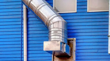 Pano Klima Metal Kanalları evin dışında canlı mavi duvarlı