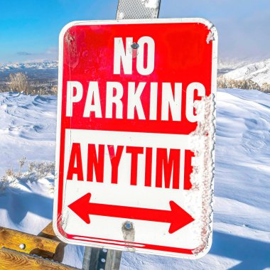 Arka planda dağlarla çevrili bir vadi ile kara karşı park yasak.