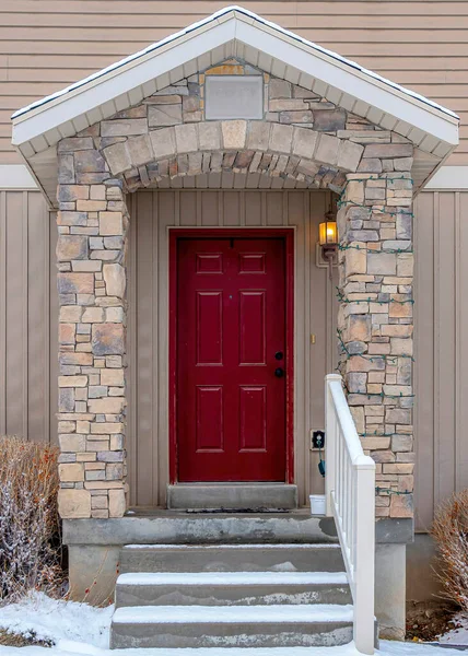 Fachada vertical del hogar con escaleras en la entrada a dos aguas con puerta delantera roja vívida — Foto de Stock