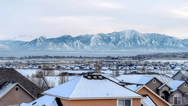 Pano Viviendas familiares en un barrio tranquilo con vista a la montaña nevada en invierno —  Fotos de Stock