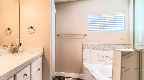 Пано Интерьер чистой жилой ванной комнатой с ванной и двойной раковиной тщеславия области — стоковое фото