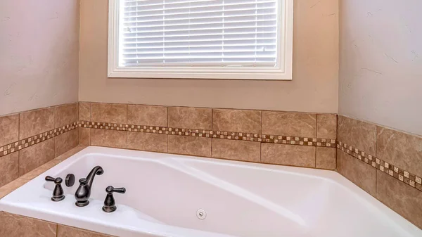 Пано Буэно в ванной и душевой кабине в ванной комнате дома с коричневой плиткой — стоковое фото