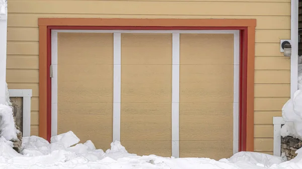 Pano Exteriér připojené samostatné garáže domu se zasněženou příjezdovou cestou v zimě — Stock fotografie