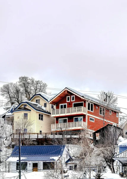 Vertikale Winterlandschaft von Häusern auf einer Wohnsiedlung in den schneebedeckten Bergen — Stockfoto