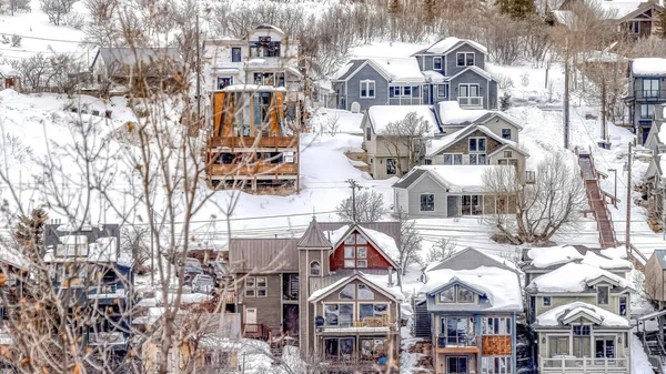 Pano Barrio en las laderas de la montaña cubierta de nieve en un paisaje de invierno — Foto de Stock