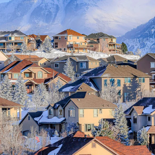 Πλατεία σπίτια και το βουνό σε Highland Utah σε ένα εντυπωσιακό ηλιόλουστο τοπίο χειμώνα — Φωτογραφία Αρχείου