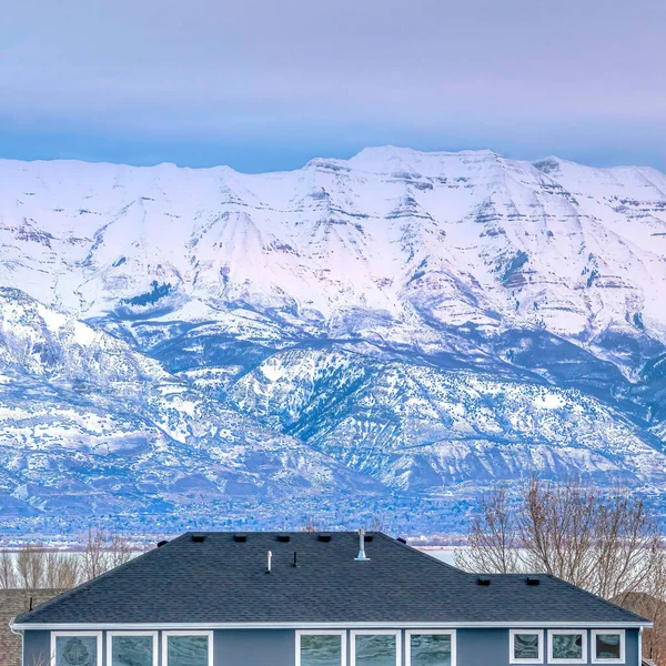 Plaza Impresionante montaña con nieve en invierno que se eleva sobre el valle y el lago — Foto de Stock