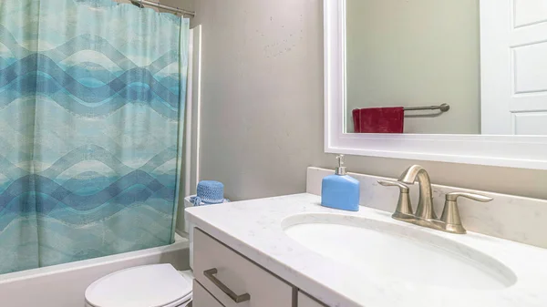 Pano Intérieur de la salle de bain avec WC à côté de la baignoire et douche avec rideau bleu — Photo