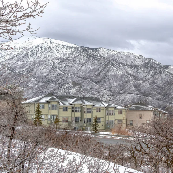 Square Striking Wasatch Paisaje de montaña en invierno nevado bajo densas nubes — Foto de Stock