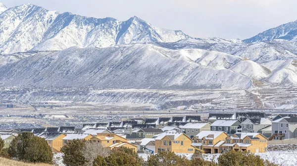 Pano Montaña nevada y vista aérea de casas en el vecindario Utah Valley en invierno — Foto de Stock