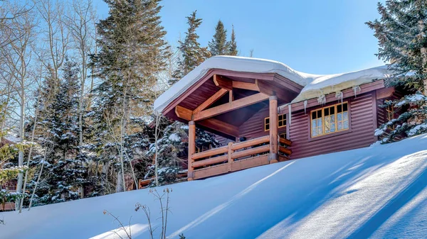 Pano Facade of mountain home with brown wood wall and balcony against blue sky — Stock Photo, Image