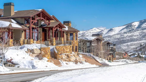 Pano Communauté résidentielle à Park City avec maisons et vue sur la montagne contre ciel bleu — Photo