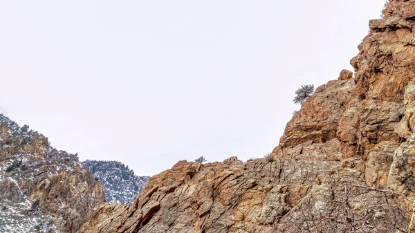 Pano Espectacular vista de la naturaleza en Provo Canyon Utah con foco en la escarpada montaña rocosa — Foto de Stock