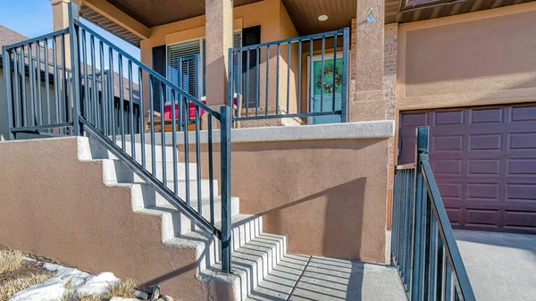 Pano Entrada a casa con escaleras que suben al porche abierto y puerta de entrada con corona — Foto de Stock