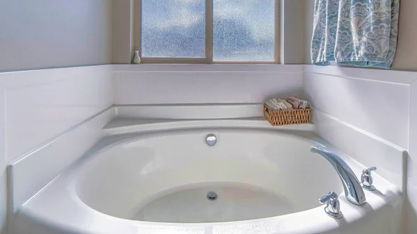 Pano Round zbudowany w wannie z kranem ze stali nierdzewnej wewnątrz łazienki mieszkalnej — Zdjęcie stockowe
