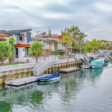 Long Beach California 'daki büyüleyici teknelerle kanalı kaplayan kare evler.