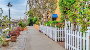 Pano Dar geçidi evlerin önünde saksı ağaçlarıyla ve sokak lambalarıyla dolu.