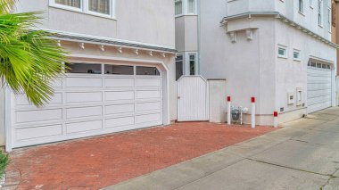 Pano Güzel evler Long Beach California 'nın dışında cam camlı garaj kapıları var.
