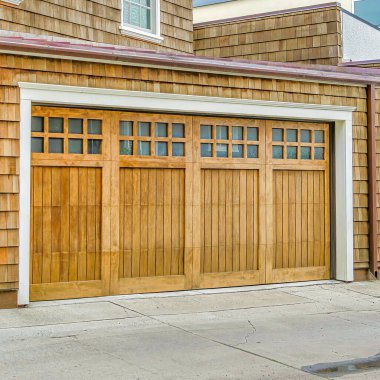 Long Beach California 'daki Kare Ev' in dış tarafında garaj ve duvar kiremitleri var.