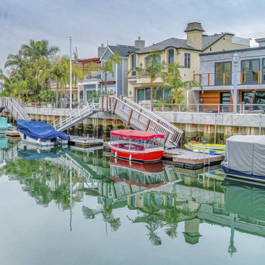 Meydan Kanalı 'nda merdivenler kayıkla iniyor. Tatil köyündeki sahil şeridi gibi.