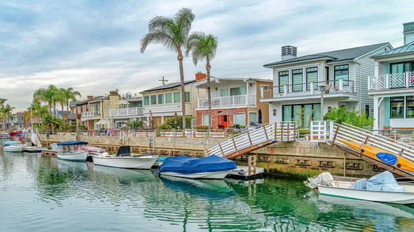 Pano Waterkant huizen met uitzicht op trappen naar beneden bootdokken aan een schilderachtig kanaal — Stockfoto