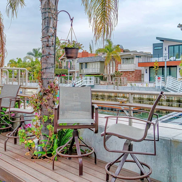 Plaza Hermoso paisaje junto al canal con palmeras y cubiertas que bordean la pasarela — Foto de Stock