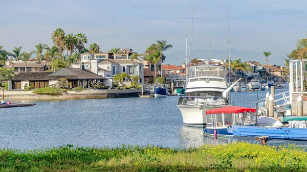 Pano Seaside stad in Huntington Beach Californië met huizen aan het water met boten — Stockfoto