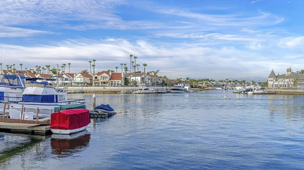 Pano Huizen en dokken langs zee gezien vanaf de zandkust in Huntington Beach CA — Stockfoto