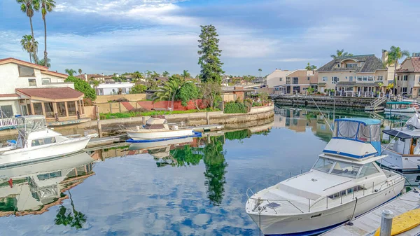 Pano Yachts op prive-dokken van huizen in de luxe Huntington Beach gemeenschap — Stockfoto
