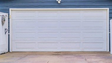 San Diego California 'da beyaz kapısı ve gri duvarı olan Pano Garajı.