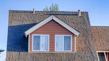 San Diego California 'da Pano Home cephesi. Yurtları ve garajı mavi gökyüzüne karşı.