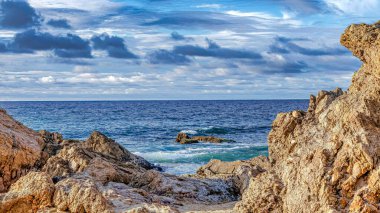 Pano Laguna Sahili Kaliforniya Kıyısı Kayalar ve kumlar okyanusa ve bulutlu gökyüzüne karşı