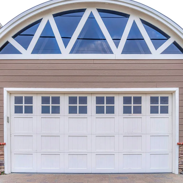 Square Garage of home in San Diego California with arched roof and glass paned door — Photo