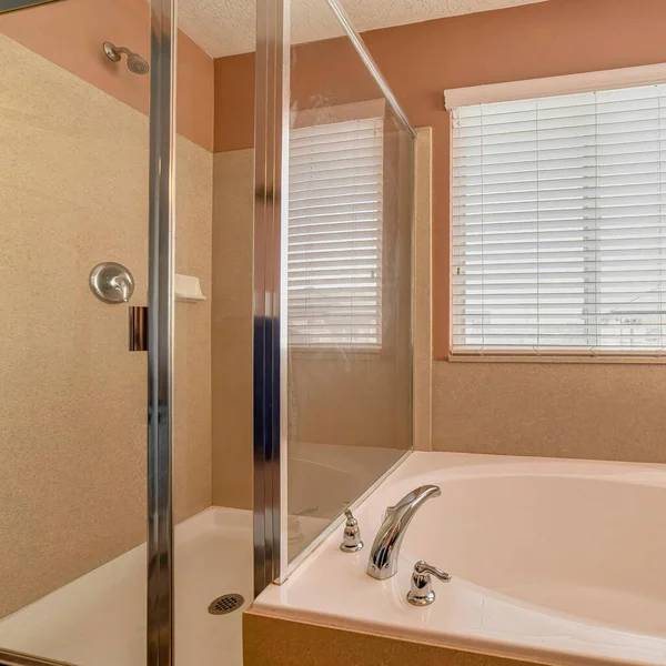Plaza Bañera redonda y cabina de ducha con pared de cristal y puerta en baño residencial — Foto de Stock