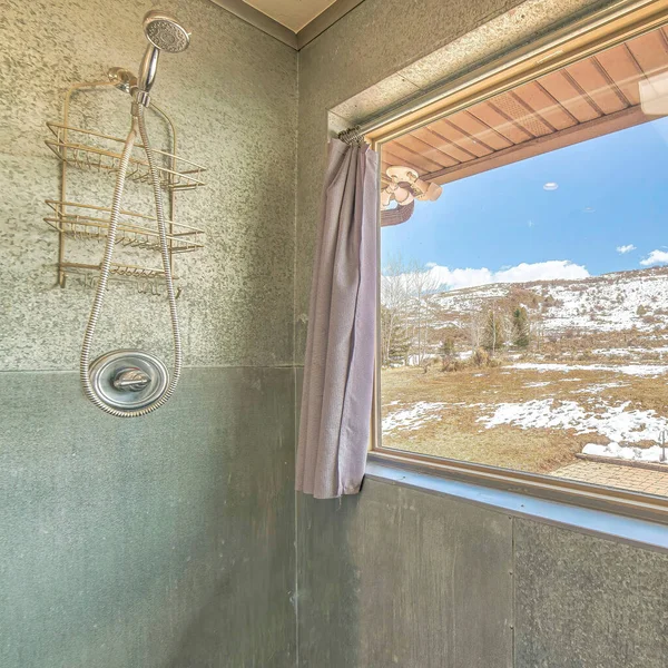 Plac Prysznic pokój z dużym oknem z śnieżnym trawiastym krajobrazem i widokiem na błękitne niebo — Zdjęcie stockowe