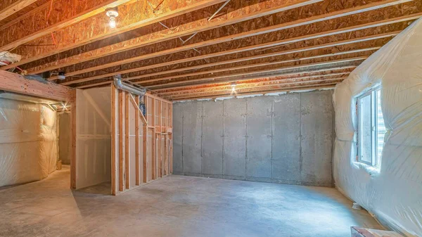 Sala de Pano en construcción con cubierta de plástico en la pared y vigas de madera expuestas —  Fotos de Stock