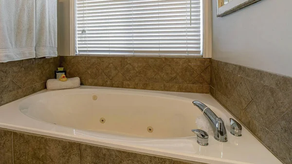 Pano Round construído na banheira contra janela com persianas de banheiro de uma casa — Fotografia de Stock