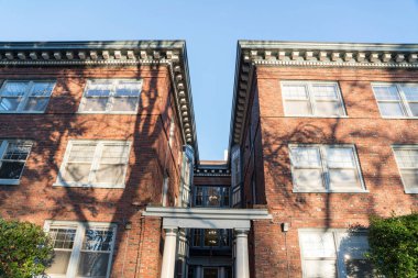 Tacoma, Washington 'da geleneksel bir apartmanın alçak açılı görüntüsü.