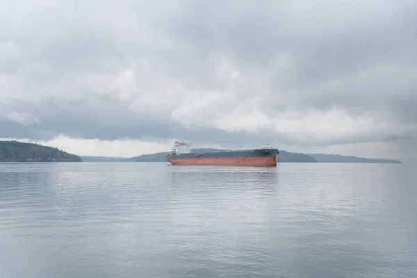 Barco de contenedores vacío en Tacoma bajo un cielo nublado oscuro —  Fotos de Stock