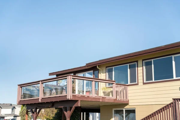 带木制扶手和玻璃板的房子的阳台 — 图库照片