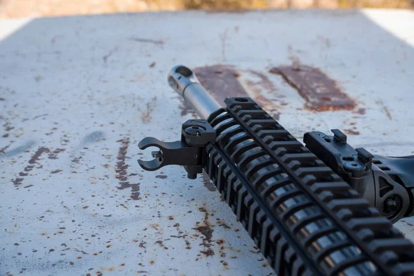 Acercamiento de un rifle negro de metal con montura que sostiene un visor —  Fotos de Stock