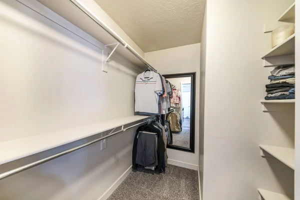 Promenade dans le placard intérieur avec miroir et sol moquette — Photo