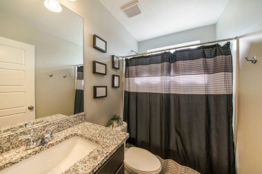 Dekoratif çerçeveli ve gösterişli banyo.