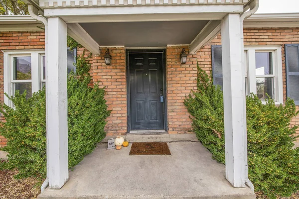 Front door exterior with minimalist halloween decoration — Stock Photo, Image