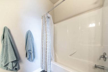 Havluları ve banyo takımlarını gören bir banyonun içinde.