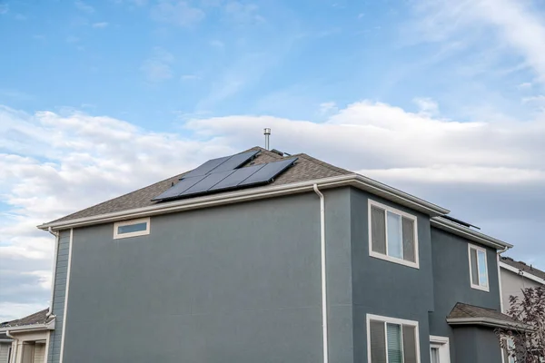 Vista all'angolo di una casa a due piani con pannelli solari sul tetto — Foto Stock