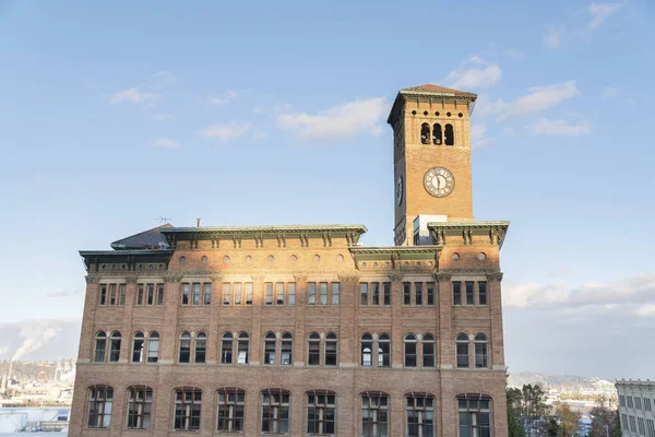 Edificio industrial con torre de reloj exterior en Tacoma, Washington — Foto de Stock