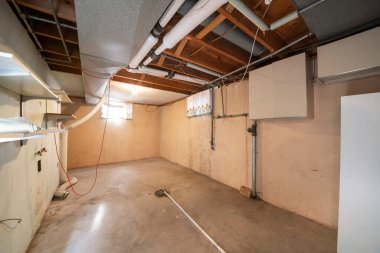 İki penceresi perdeyle kaplı eski boş bir evin bodrumu.