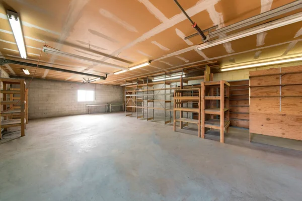 Intérieur de garage inachevé avec des blocs de béton et un plafond avec des marques blanches. — Photo